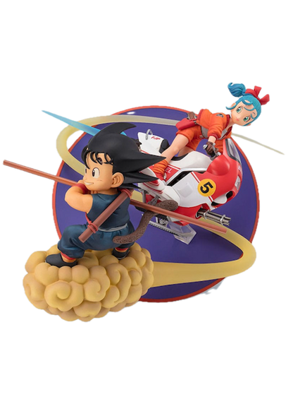Figure da collezione di Son Goku da bambino sulla nuvola d'oro e Bulma alla guida di una moto fantascientifica bianca e rossa. I due personaggi sfrecciano vicini davanti a un grande disco viola, circondati da una scia d'effetto gialla e azzurra.