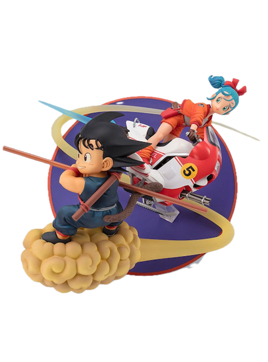 Figure da collezione di Son Goku da bambino sulla nuvola d'oro e Bulma alla guida di una moto fantascientifica bianca e rossa. I due personaggi sfrecciano vicini davanti a un grande disco viola, circondati da una scia d'effetto gialla e azzurra.