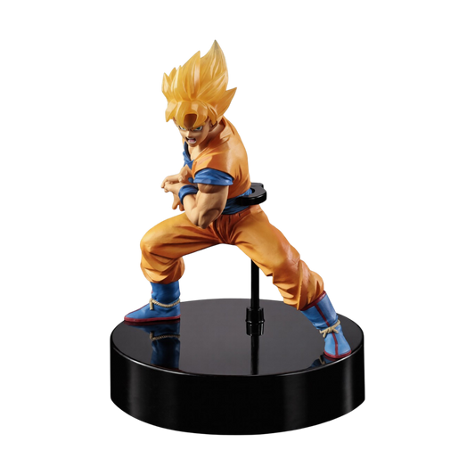 Figure da collezione in PVC di Son Goku Super Saiyan dalla serie anime 'Dragon Ball Z', linea HG Luminous Kamehameha prodotta da Bandai. La statuetta ritrae Goku con capelli biondi e tuta arancione e blu piegato sulle gambe in posa da combattimento mentre carica l'Onda Energetica con le mani ai fianchi, montata su un'imponente base circolare nera lucida.
