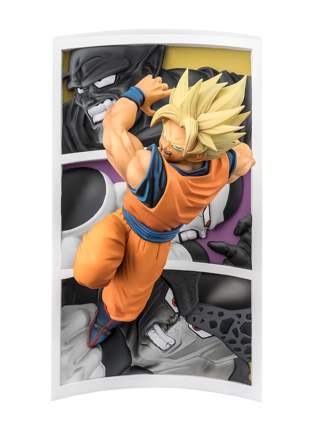 Figure da collezione di Son Goku in modalità Super Saiyan con capelli biondi e divisa arancione. Il personaggio è ritratto in una posa dinamica di spalle e di profilo, mentre si staglia davanti a una struttura bianca ricurva che riproduce tre vignette di un manga con i volti in rilievo di Piccolo, Freezer e Cell.