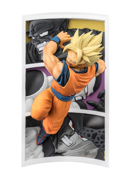 Figure da collezione di Son Goku in modalità Super Saiyan con capelli biondi e divisa arancione. Il personaggio è ritratto in una posa dinamica di spalle e di profilo, mentre si staglia davanti a una struttura bianca ricurva che riproduce tre vignette di un manga con i volti in rilievo di Piccolo, Freezer e Cell.