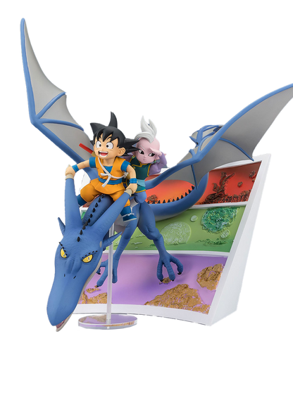 Figure da collezione di Son Goku e il Kaiohshin in versione Mini mentre cavalcano un drago blu con le ali spiegate. Goku sorride entusiasta sul dorso della creatura, mentre il Kaiohshin guarda lontano con una mano sulla fronte. Sullo sfondo si trova una struttura a pannelli colorati in rosso, verde e viola che mostra diversi paesaggi.
