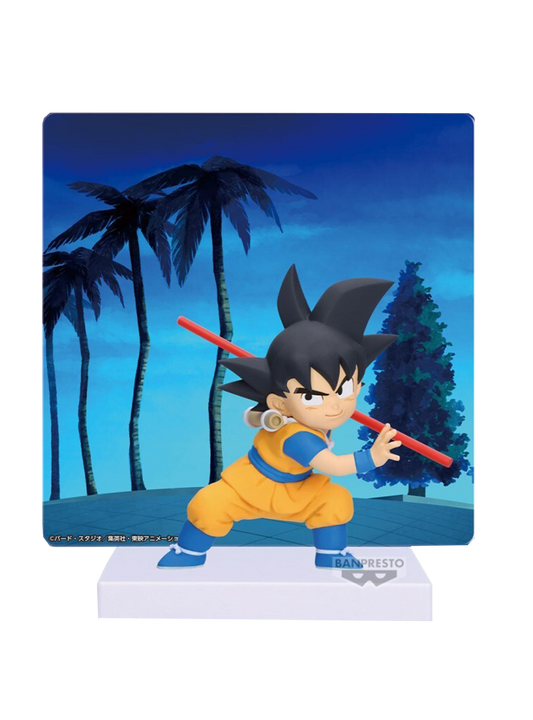 La figure di Son Goku (versione Mini da Dragon Ball Daima) in posa con il Bastone Nyoi rosso, posizionata davanti a un pannello illustrato con palme scure e un cielo blu notturno.