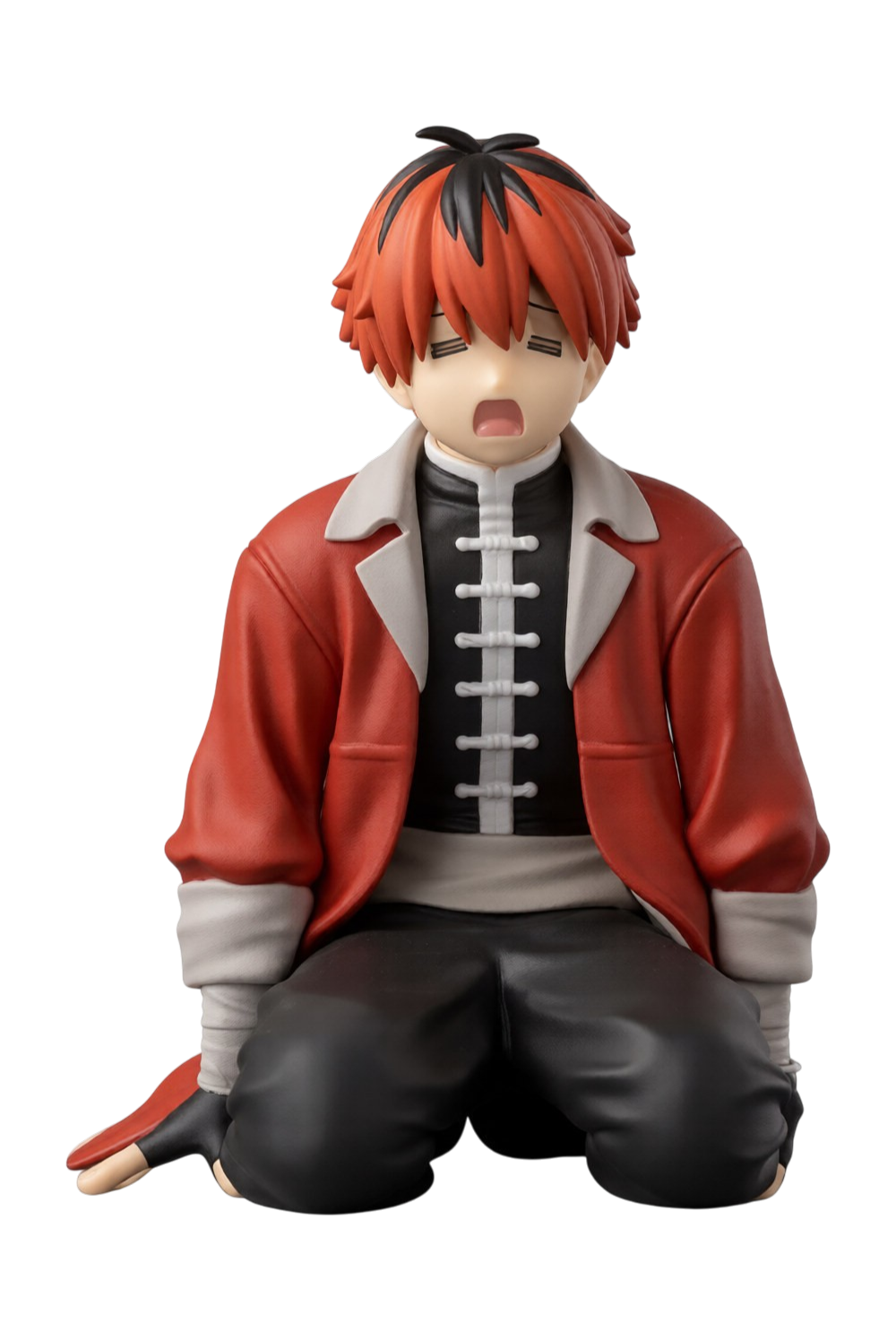 Statua da collezione PM Perching di Stark "My Knees Went Weak" Ver. prodotta da SEGA per Frieren: Beyond The Journey's End su sfondo nero. L'illustrazione ritrae il giovane guerriero Stark con spigliata capigliatura rossa e spruzzi neri, accasciato sulle ginocchia con la bocca aperta e gli occhi serrati in un'espressione di spavento, indossando la sua giacca rossa aperta sopra la casacca scura e pantaloni neri.