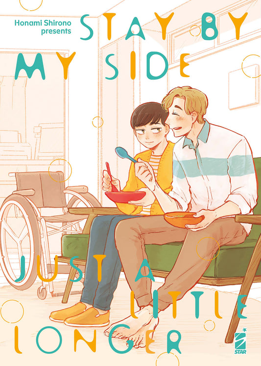 Copertina del manga Stay By My Side Just a Little Longer. Due ragazzi sorridenti mangiano insieme seduti su un divano verde, mentre alle loro spalle si intravede una sedia a rotelle.
