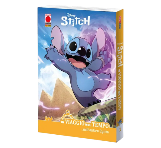 Inquadratura tridimensionale del volume Stitch - In Viaggio Nel Tempo 1 Variant. La copertina mostra l'alieno Stitch che salta entusiasta fuori da un portale temporale viola energetico, con le piramidi dell'antico Egitto e un cielo nuvoloso sullo sfondo.