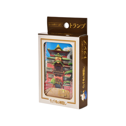 Confezione del mazzo di carte da gioco Studio Ghibli Spirited Away con l'illustrazione della casa termale.
