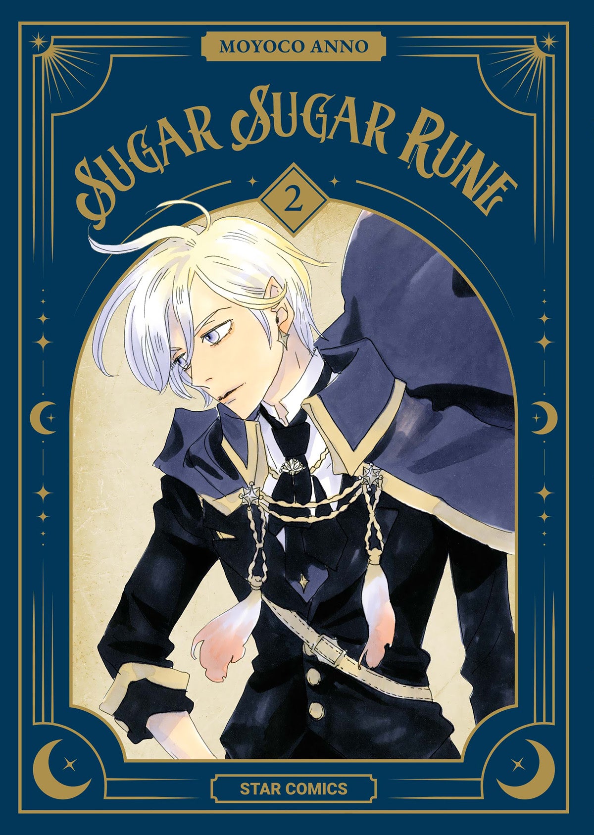Copertina del secondo volume in italiano del manga 'Sugar Sugar Rune New Edition' di Moyoco Anno, edito da Star Comics. L'illustrazione racchiusa in un'elegante cornice blu notte con decorazioni dorate e motivi astroligi e lunari ritrae in primo piano l'affascinante Pierre con capelli biondo platino, sguardo serio di profilo e un elegante abito scuro aristocrazia ornato con catene dorate e piume bianche, sormontato dal titolo Sugar Sugar Rune, dal numero 2 in un rombo e dal nome dell'autrice Moyoco Anno in 