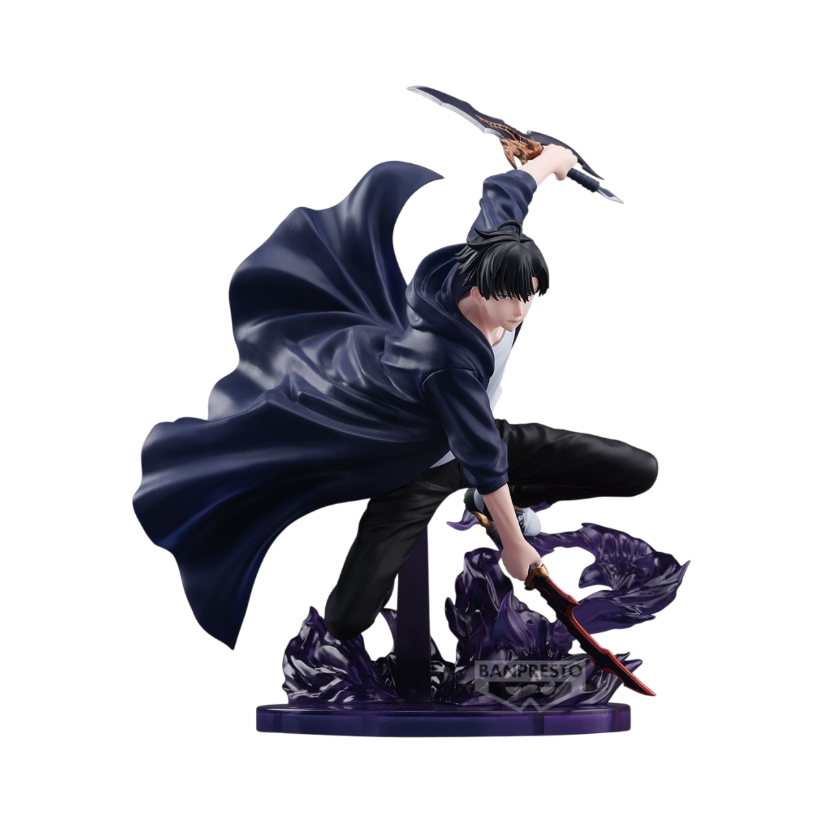 Figura da collezione di Sung Jin-woo alta 21 cm dall'anime e manhwa 'Solo Leveling', prodotta da Banpresto per la linea Espresto. La statua mostra il protagonista in una posa d'attacco dinamica a mezza aria con un lungo cappotto scuro fluttuante, t-shirt bianca e pantaloni neri mentre impugna due daggers, posizionato su una base espositiva circondata da fiamme di energia ed effetti viola traslucidi.