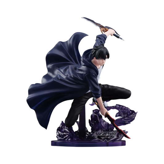 Figura da collezione di Sung Jin-woo alta 21 cm dall'anime e manhwa 'Solo Leveling', prodotta da Banpresto per la linea Espresto. La statua mostra il protagonista in una posa d'attacco dinamica a mezza aria con un lungo cappotto scuro fluttuante, t-shirt bianca e pantaloni neri mentre impugna due daggers, posizionato su una base espositiva circondata da fiamme di energia ed effetti viola traslucidi.