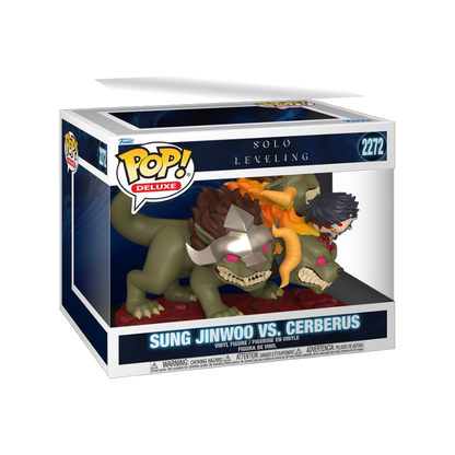 Scatola con finestra del Funko POP! Deluxe numero 2272 raffigurante lo scontro Sung Jinwoo Vs. Cerberus dall'anime e manhwa Solo Leveling. La figure all'interno mostra il gigantesco mostro Cerbero a tre teste con occhi rossi e fauci affilate mentre Sung Jinwoo lo attacca dall'alto arrampicato sopra una delle teste.