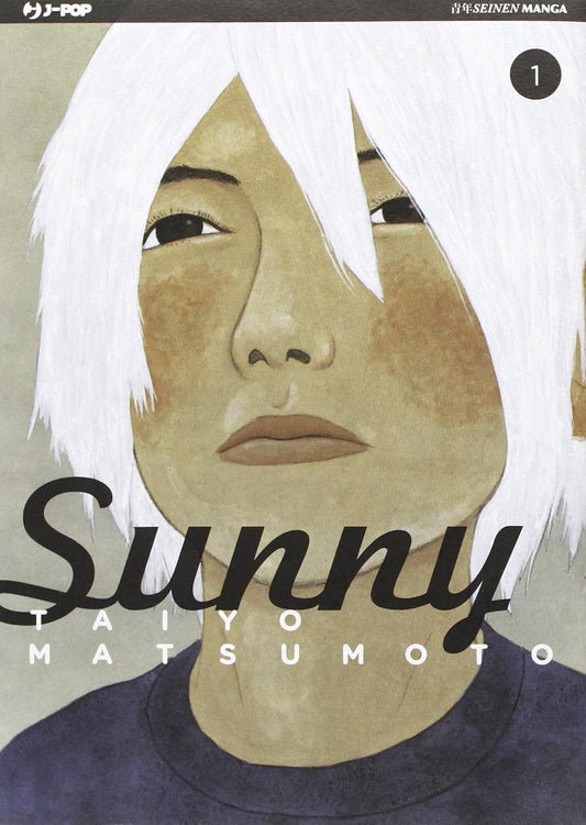 Copertina del primo volume in italiano del manga 'Sunny' di Taiyo Matsumoto, edito da J-POP Manga. L'illustrazione mostra in primo piano il volto del giovane protagonista dai corti capelli bianchi e dallo sguardo diretto, sovrastato in basso dal titolo 'Sunny' in corsivo scuro, dal nome dell'autore Taiyo Matsumoto e dal numero 1 racchiuso in un cerchio nero in alto a destra.
