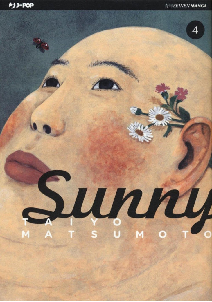 Copertina del quarto volume in italiano del manga 'Sunny' di Taiyo Matsumoto, edito da J-POP Manga. L'illustrazione ritrae in primo piano il volto e il capo rasato di un personaggio rivolto verso l'alto, con piccoli fiori incastrati dietro l'orecchio e una coccinella in volo in alto a sinistra, sovrastato in basso dal titolo 'Sunny' in corsivo scuro, dal nome dell'autore Taiyo Matsumoto e dal numero 4 racchiuso in un cerchio nero in alto a destra.
