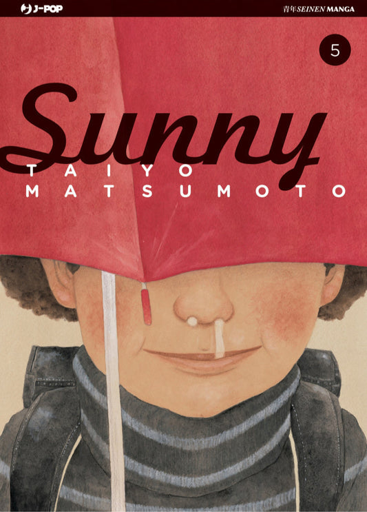Copertina del quinto volume in italiano del manga 'Sunny' di Taiyo Matsumoto (J-POP Manga). Un bambino in maglione a righe e zaino nasconde parte del volto sotto un ombrello rosso, con il naso che cola e un timido sorriso; in alto compaiono il titolo 'Sunny' e il numero 5.