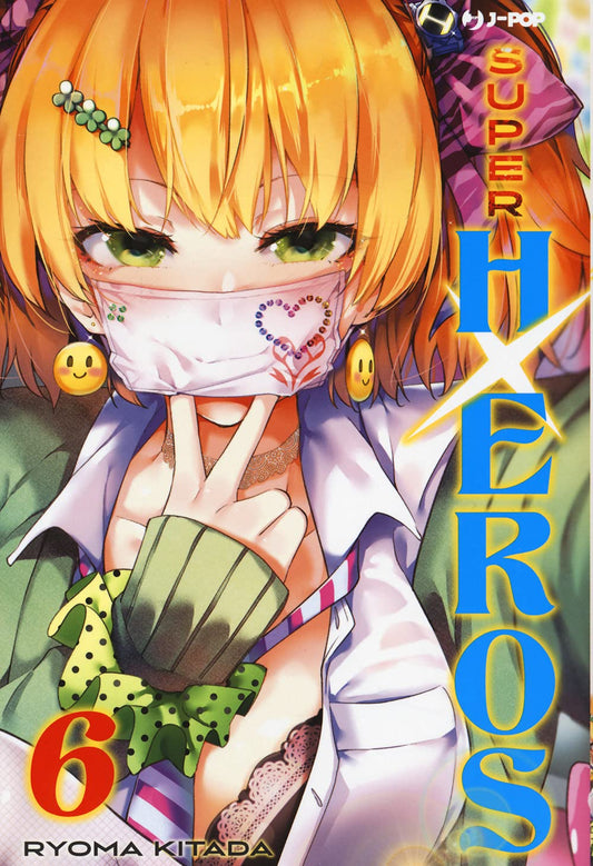 Copertina del sesto volume in italiano del manga 'Super HxEros' di Ryoma Kitada, edito da J-POP Manga. L'illustrazione in primo piano ritrae una ragazza dai corti capelli arancioni e grandi occhi verdi mentre fa il segno di vittoria con le dita vicino a una maschera protettiva bianca decorata con un cuore di strass, indossa orecchini con faccine sorridenti, camicia bianca sbottonata che mostra intimo in pizzo e giacca verde, sormontata dal numero 6 in rosso in basso a sinistra e dal titolo SUPER HXEROS in l