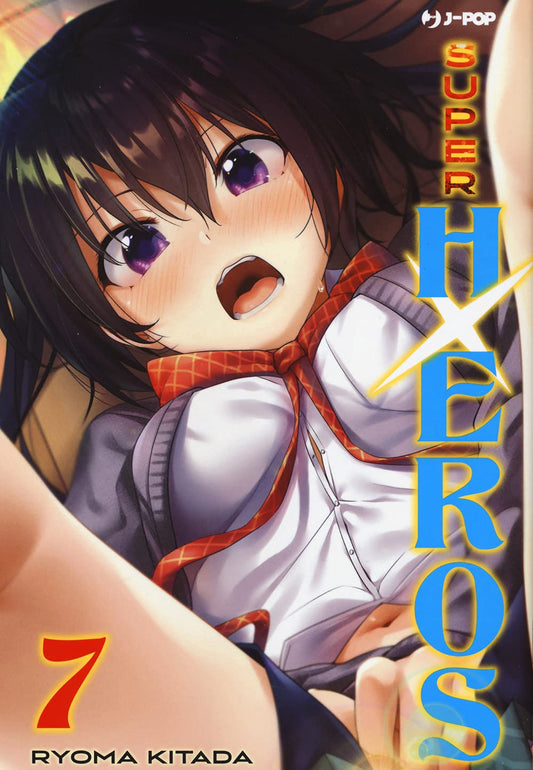 Copertina del settimo volume in italiano del manga 'Super HxEros' di Ryoma Kitada, edito da J-POP Manga. L'illustrazione ravvicinata ritrae Kirara distesa con i lunghi capelli neri sparsi, grandi occhi viola espressivi e un'espressione spiazzata e arrossata sulle guance, mentre indossa la camicia scolastica bianca sbottonata con nastro a scacchi rossi, sormontata dal numero 7 in rosso in basso a sinistra e dal titolo SUPER HXEROS in lettere verticali dorate e azzurre a destra.