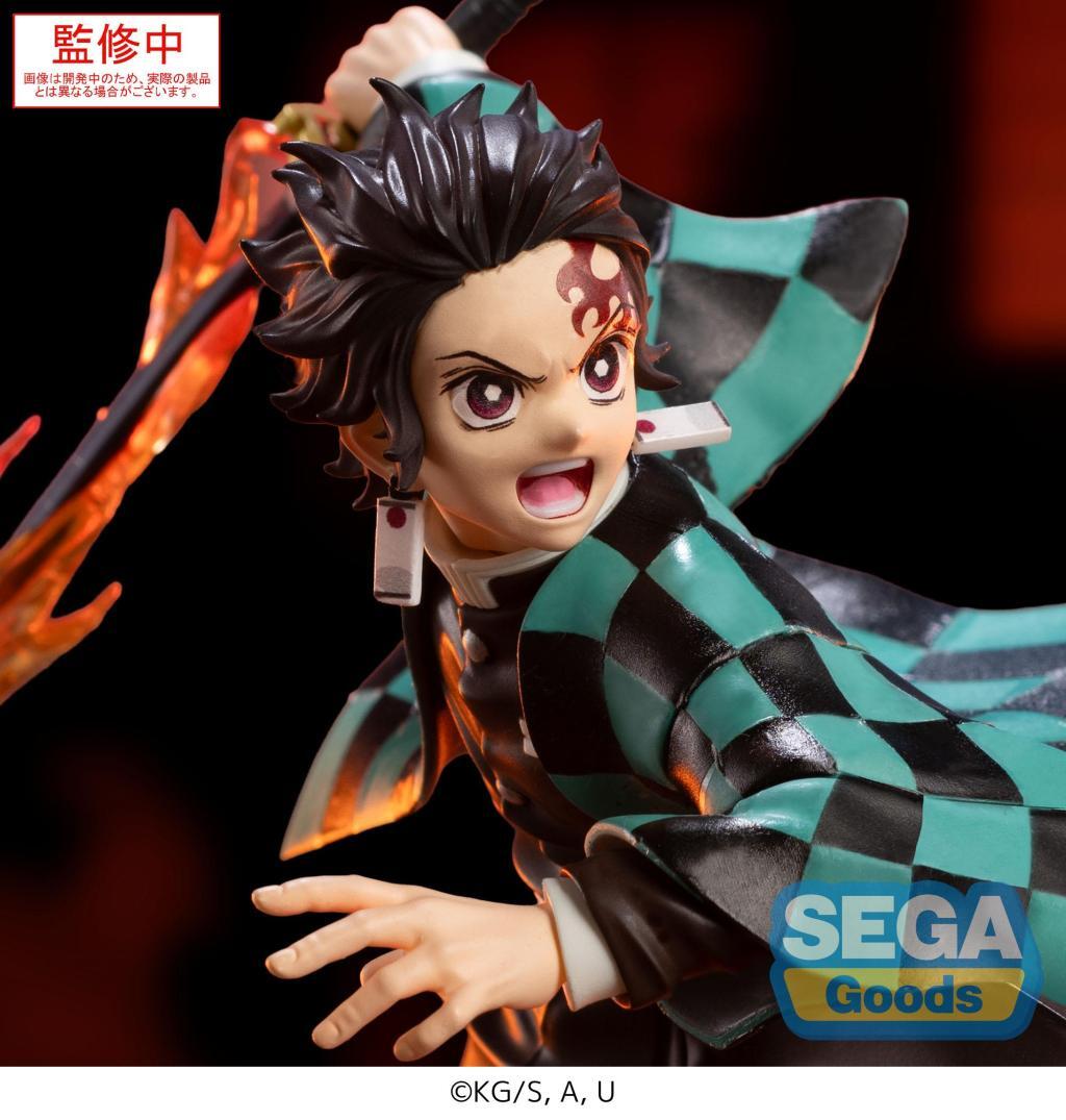 Figura da collezione del personaggio Tanjiro Kamado tratto dall'anime Demon Slayer. Il protagonista è raffigurato in una posa d'attacco dinamica con il suo tipico haori a scacchi verdi e neri, circondato da spettacolari effetti di fiamme arancioni e rosse semitrasparenti che avvolgono la spada e formano la base.