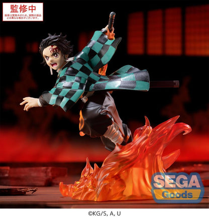 Figura da collezione del personaggio Tanjiro Kamado tratto dall'anime Demon Slayer. Il protagonista è raffigurato in una posa d'attacco dinamica con il suo tipico haori a scacchi verdi e neri, circondato da spettacolari effetti di fiamme arancioni e rosse semitrasparenti che avvolgono la spada e formano la base.