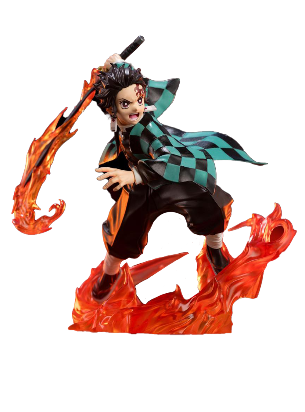 Figura da collezione del personaggio Tanjiro Kamado tratto dall'anime Demon Slayer. Il protagonista è raffigurato in una posa d'attacco dinamica con il suo tipico haori a scacchi verdi e neri, circondato da spettacolari effetti di fiamme arancioni e rosse semitrasparenti che avvolgono la spada e formano la base.