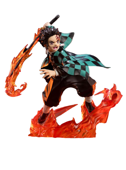 Figura da collezione del personaggio Tanjiro Kamado tratto dall'anime Demon Slayer. Il protagonista è raffigurato in una posa d'attacco dinamica con il suo tipico haori a scacchi verdi e neri, circondato da spettacolari effetti di fiamme arancioni e rosse semitrasparenti che avvolgono la spada e formano la base.
