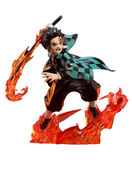 Figura da collezione del personaggio Tanjiro Kamado tratto dall'anime Demon Slayer. Il protagonista è raffigurato in una posa d'attacco dinamica con il suo tipico haori a scacchi verdi e neri, circondato da spettacolari effetti di fiamme arancioni e rosse semitrasparenti che avvolgono la spada e formano la base.