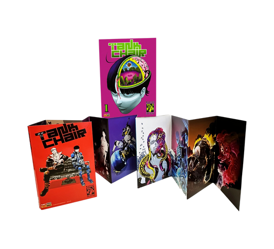 Composizione del Rewind Bundle del manga Tank Chair volume 1. Al centro spicca il fumetto con una copertina variant magenta che ritrae un volto con la scatola cranica aperta su un paesaggio surreale. Attorno è spiegato un set di stampe e cartoline illustrate con vari personaggi e una custodia rossa con due ragazzi seduti.