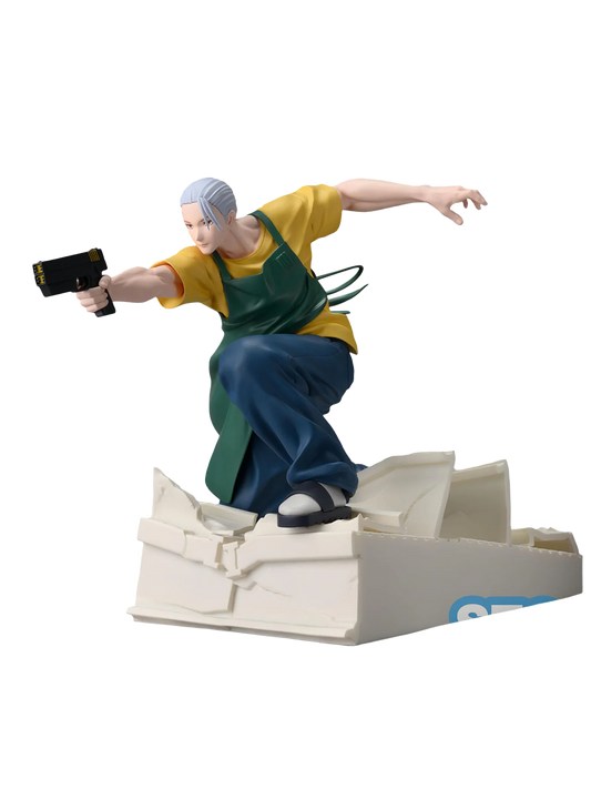 Figura da collezione di Taro Sakamoto nella sua forma magra da combattimento, tratta dal manga Sakamoto Days. Il personaggio indossa un grembiule verde sopra una maglietta gialla e pantaloni blu, mentre punta una pistola nera scivolando su macerie bianche.
