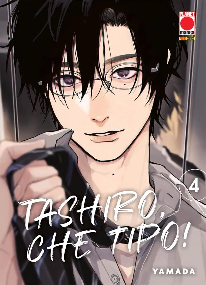 Copertina del manga Tashiro, Che Tipo! volume 4 edito da Planet Manga; l'illustrazione mostra un primo piano del protagonista Tashiro con occhiali e capelli neri scompigliati, mentre tiene in mano una cravatta con un'espressione affascinante ma leggermente sorpresa.
