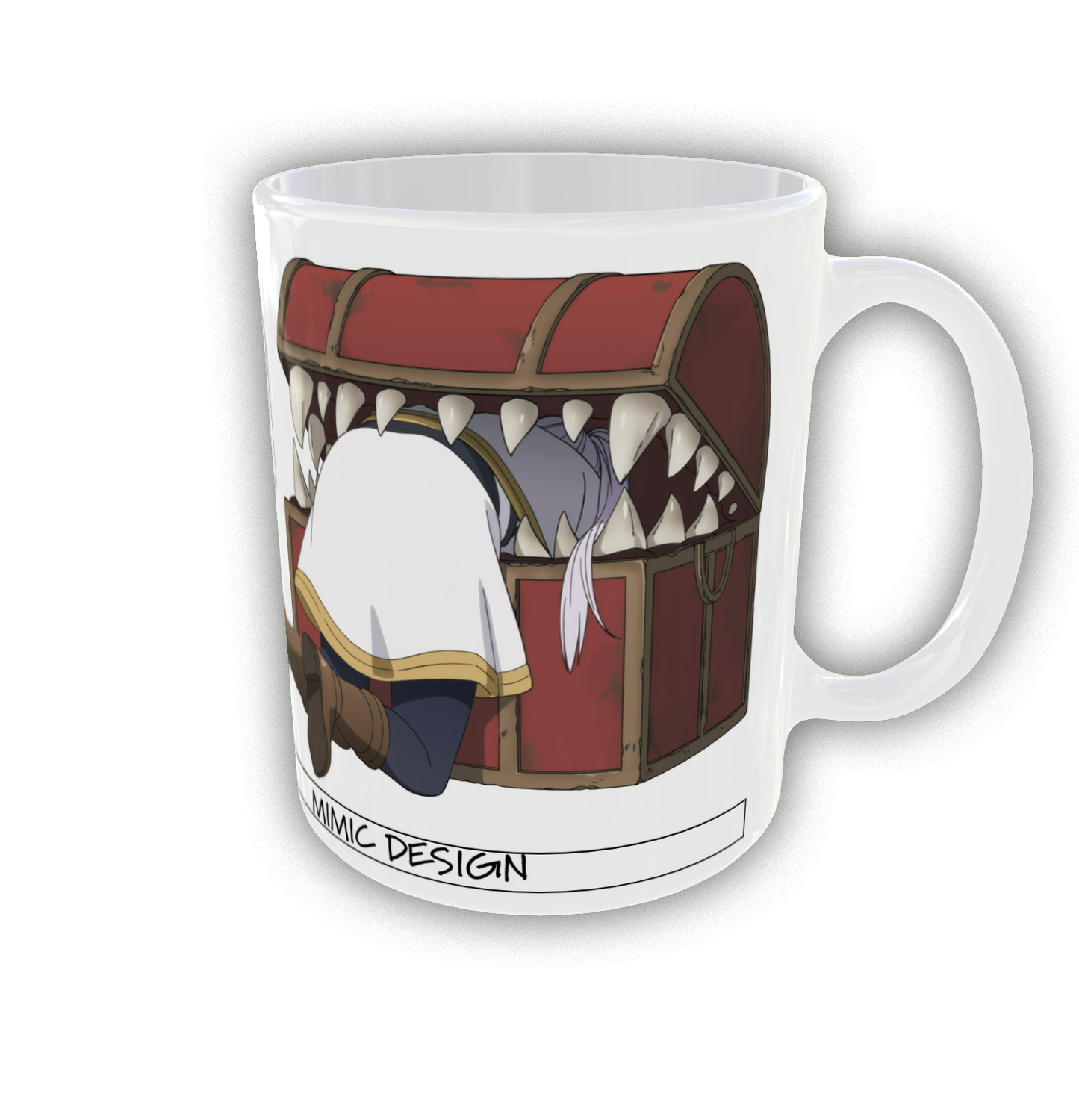 Tazza bianca in ceramica della linea J-Guzu; l'illustrazione mostra il personaggio Frieren con la parte superiore del corpo incastrata dentro un mostro forziere rosso (Mimic) e le gambe che spuntano fuori, sopra la scritta "MIMIC DESIGN".