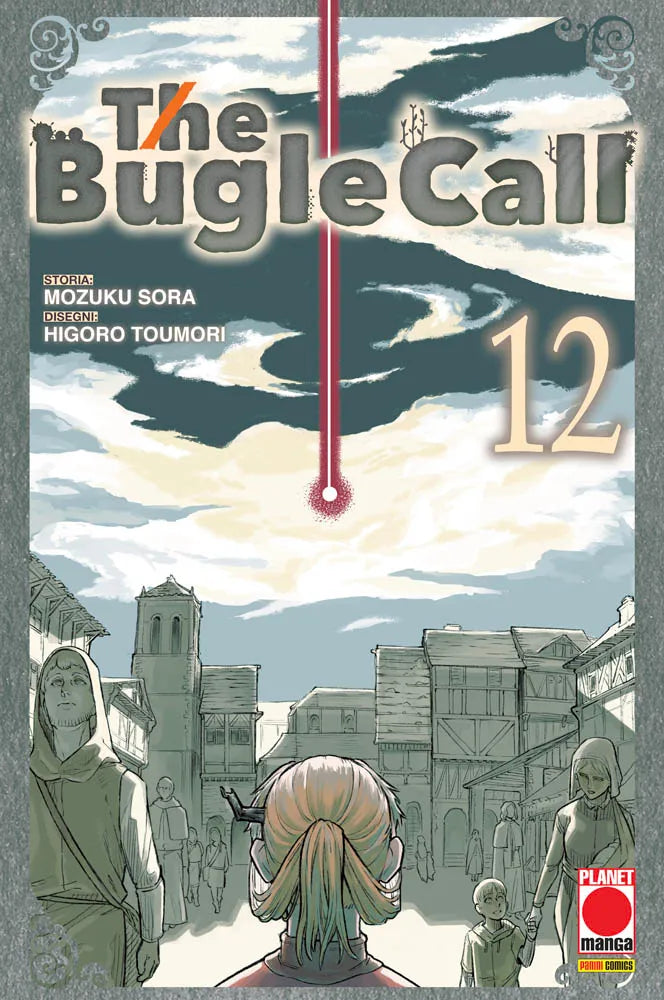 Copertina del dodicesimo volume del manga The Bugle Call. In primo piano, vista di spalle, compare la nuca di un personaggio con i capelli chiari legati in una piccola coda, sullo sfondo di una via di un borgo medievale popolata da passanti tra cui una figura incappucciata. Nel cielo sovrastante, parzialmente nuvoloso, scende verticalmente un sottile raggio di luce rossa che termina in un punto circolare luminoso, mentre in basso a destra è presente il logo di Planet Manga.