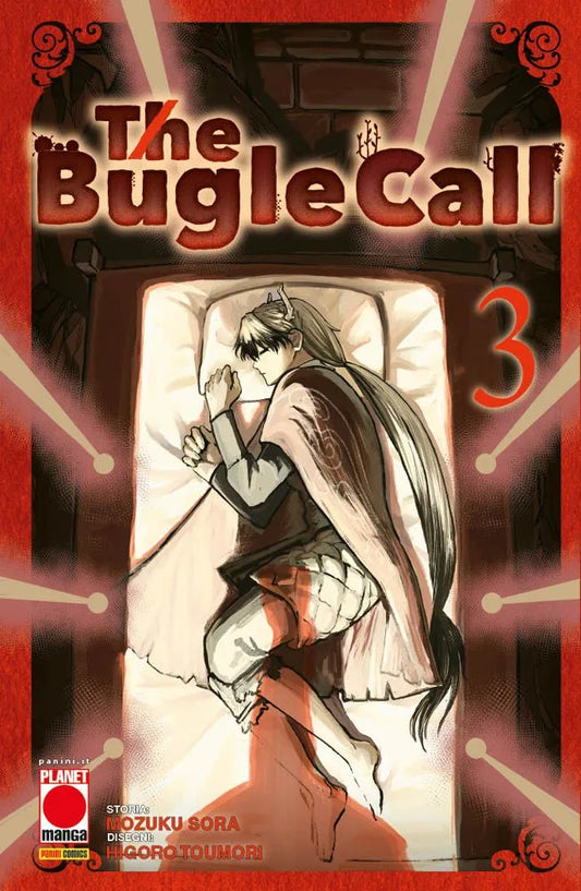 Copertina del manga The Bugle Call Vol. 3 edito da Panini Planet Manga. L'illustrazione mostra un personaggio dai lunghi capelli chiari, raffigurato di profilo e disteso con gli occhi chiusi su un letto o giaciglio dalle lenzuola bianche. La figura, dall'espressione serena, indossa una veste scura sotto un pesante mantello chiaro dai bordi decorati, e riposa su uno sfondo rosso intenso attraversato da enigmatici raggi di luce diagonali che terminano con dei piccoli globi luminosi.