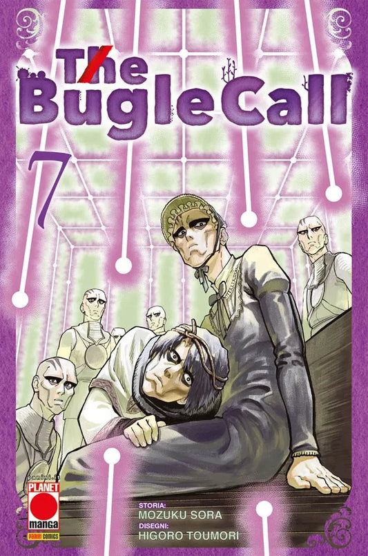 Copertina del manga The Bugle Call Vol. 7 edito da Panini Planet Manga. L'illustrazione, dominata da intense sfumature viola, mostra in primo piano una figura con un abito scuro e un particolare copricapo aderente, che sorregge una seconda figura accasciata sulle sue gambe, la quale indossa una tunica chiara e porta in testa un intreccio simile a una corona di spine. Alle loro spalle, sullo sfondo, si ergono alcune enigmatiche figure pallide e calve vestite di bianco. 