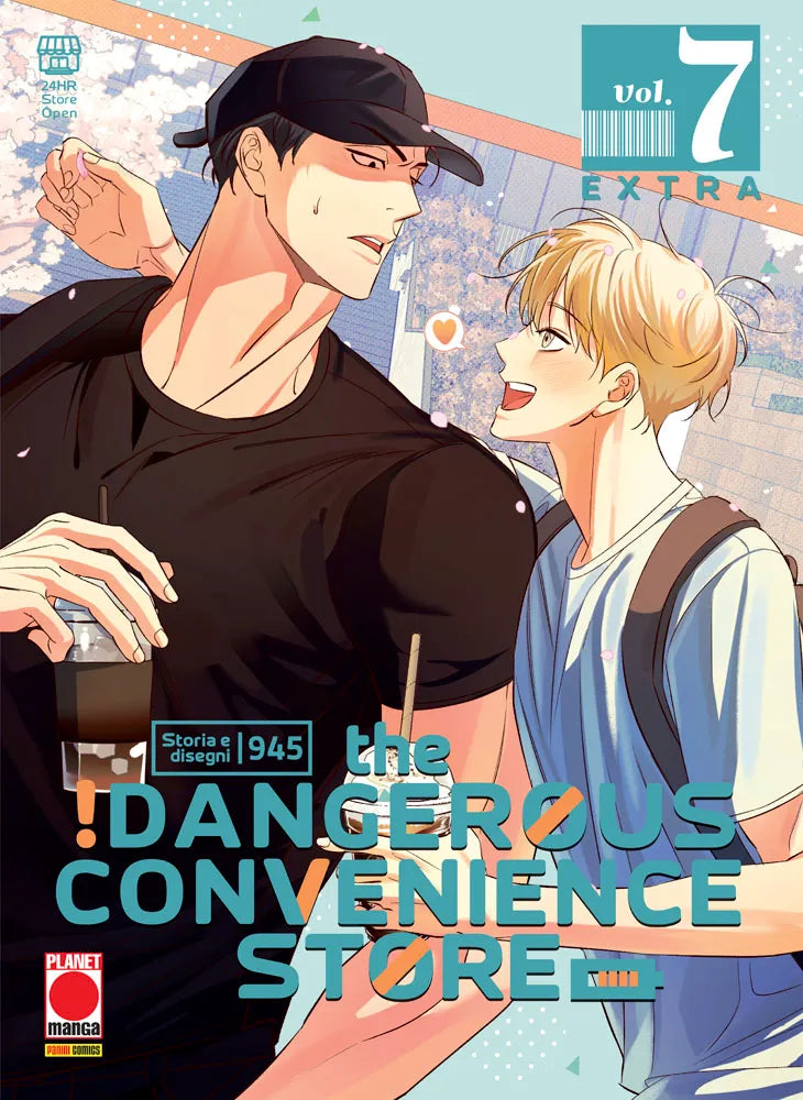 Copertina del settimo volume extra in italiano del manhwa BL 'The Dangerous Convenience Store' dell'autore 945, edito da Panini Planet Manga nella linea Planet Manhwa. L'illustrazione a colori mostra all'aperto sotto i ciliegi in fiore Ah Ahn Gunwoo a sinistra, imponente in t-shirt nera e cappellino con visiera mentre tiene un caffè freddo con espressione riservata, affiancato da Yeo Euijoon a destra, biondo con maglia azzurra e zaino, che gli sorride affettuosamente.