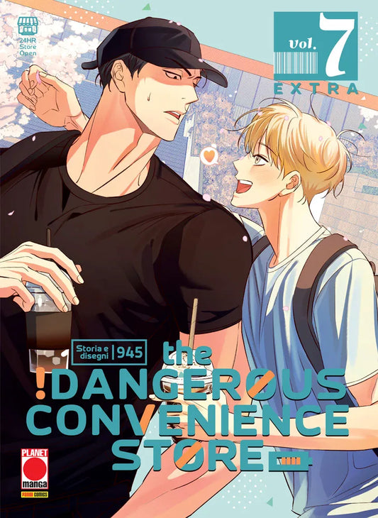 Copertina del settimo volume extra in italiano del manhwa BL 'The Dangerous Convenience Store' dell'autore 945, edito da Panini Planet Manga nella linea Planet Manhwa. L'illustrazione a colori mostra all'aperto sotto i ciliegi in fiore Ah Ahn Gunwoo a sinistra, imponente in t-shirt nera e cappellino con visiera mentre tiene un caffè freddo con espressione riservata, affiancato da Yeo Euijoon a destra, biondo con maglia azzurra e zaino, che gli sorride affettuosamente.