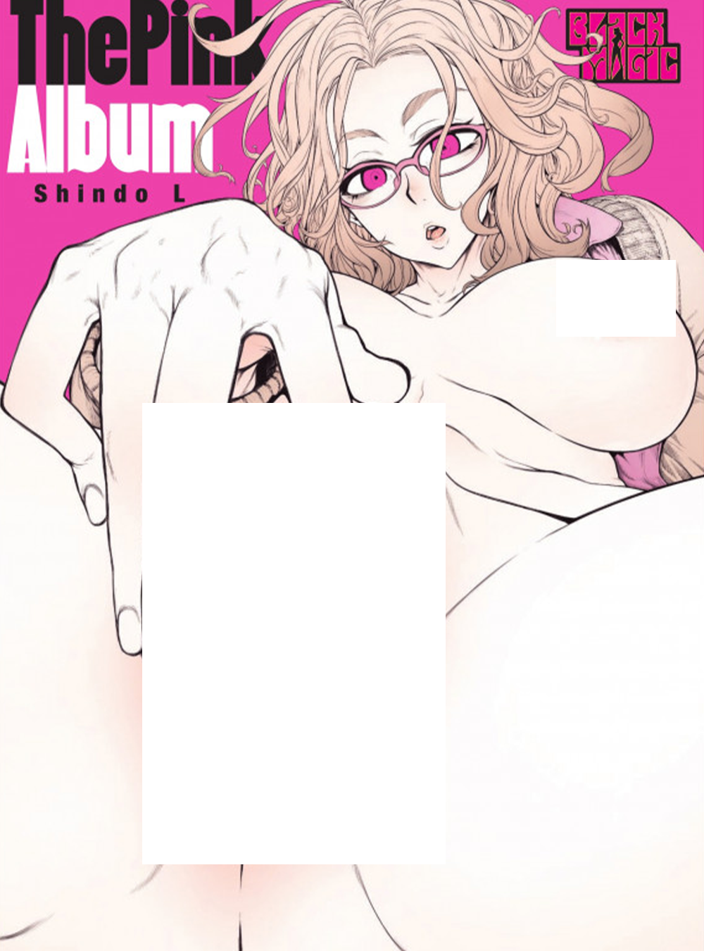 Copertina del manga The Pink Album. Illustrazione ravvicinata in stile anime di una ragazza con gli occhiali e i capelli mossi su sfondo fucsia, parzialmente coperta da riquadri bianchi di censura.
