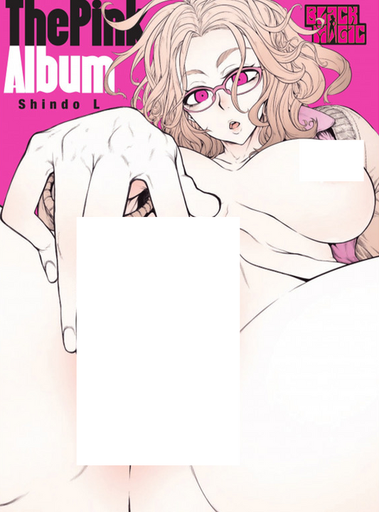 Copertina del manga The Pink Album. Illustrazione ravvicinata in stile anime di una ragazza con gli occhiali e i capelli mossi su sfondo fucsia, parzialmente coperta da riquadri bianchi di censura.