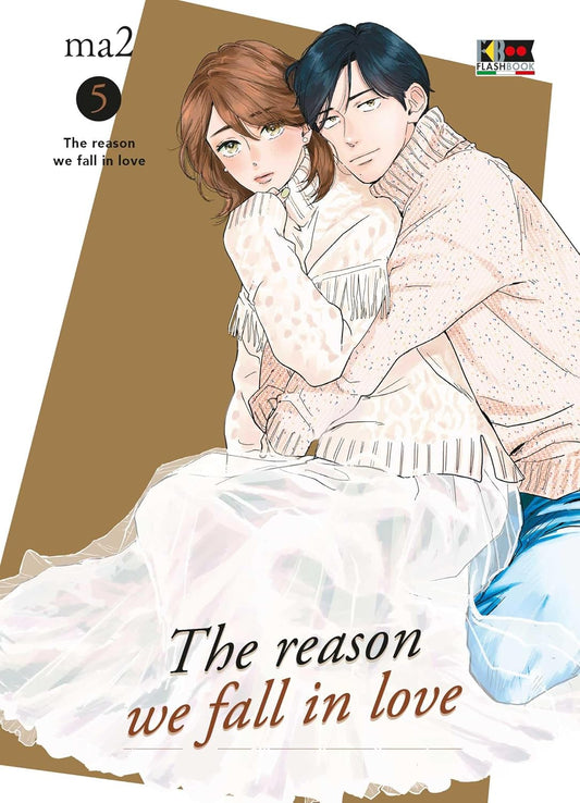 Copertina del manga The Reason We Fall In Love Vol. 5, edito da Flashbook Edizioni. L'illustrazione dall'atmosfera calda e romantica mostra i due protagonisti teneramente abbracciati: un affascinante uomo dai capelli scuri, che indossa un maglione lavorato a maglia beige, stringe dolcemente da dietro una bellissima donna dai capelli a caschetto castani, vestita con un morbido maglione chiaro decorato con frange e una lunga gonna bianca. I due rivolgono uno sguardo sereno e complice verso lo spettatore.