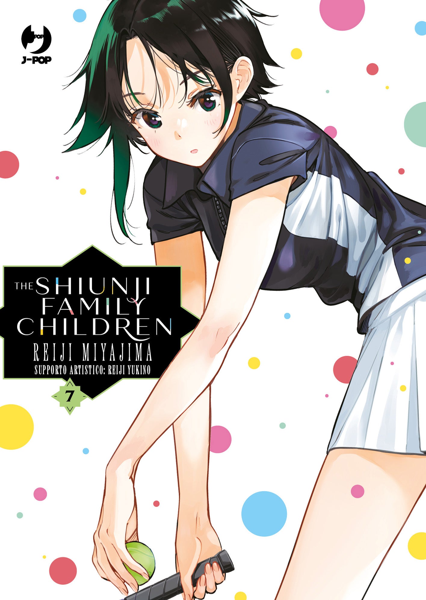 Copertina del settimo volume in italiano del manga 'The Shiunji Family Children' di Reiji Miyajima, edito da J-POP Manga. L'illustrazione mostra una ragazza dai capelli corti scuri con riflessi verdi vestita con una tenuta da tennis blu e bianca, piegata in avanti mentre impugna la racchetta e sostiene una pallina da tennis su uno sfondo bianco decorato con cerchi colorati.