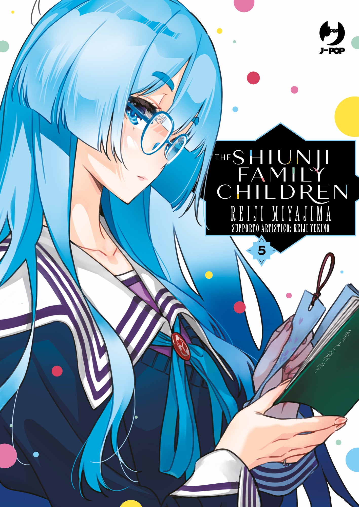 Copertina del manga The Shiunji Family Children Vol. 5, edito da J-POP Manga. L'illustrazione mostra una bellissima ragazza dai lunghi capelli azzurro brillante, che indossa un paio di occhiali rotondi con la montatura blu e rivolge lo sguardo di lato. È vestita con una divisa scolastica scura in stile marinaretto, arricchita da strisce bianche sul colletto, un nastro azzurro e una spilla rossa rotonda.