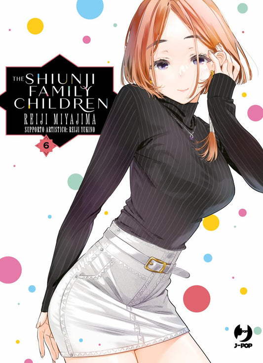 Copertina del manga The Shiunji Family Children volume 6. Un'illustrazione dal tratto morbido e accattivante mostra una ragazza sorridente dai capelli corti color ramato, che indossa un maglioncino nero aderente a collo alto e una gonna bianca con cintura. Lo sfondo è bianco, decorato in modo festoso con allegri pois multicolori. Sulla sinistra spicca il riquadro nero con il titolo dell'opera e il nome dell'autore.