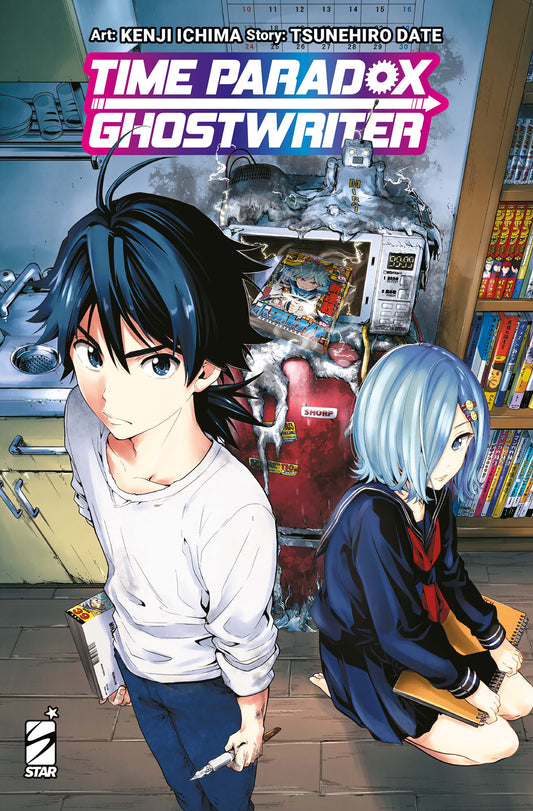 Copertina del manga Time Paradox GhostWriter. In primo piano un ragazzo con capelli scuri e spettinati guarda intensamente lo spettatore impugnando un pennino da disegno. Accanto a lui, una ragazza con capelli azzurri a caschetto indossa un'uniforme scolastica e tiene un quaderno tra le mani. Sullo sfondo compare un forno a microonde fumante arricchito da scariche elettriche da cui spunta una rivista Shonen Jump.