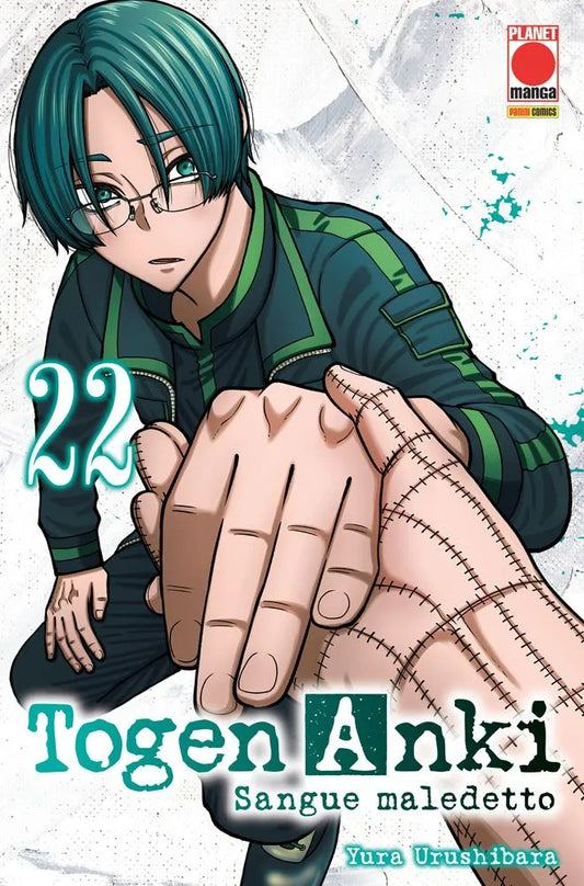 Copertina del manga Togen Anki: Sangue maledetto Vol. 22, edito da Panini Planet Manga. L'illustrazione mostra un ragazzo dai corti capelli verdi a caschetto e occhiali sottili, con un'espressione seria e quasi rassegnata. Indossa una tuta sportiva verde scuro con strisce verde chiaro. Il giovane è ritratto piegato in avanti, mentre una grandissima mano, interamente ricoperta di evidenti cuciture scure simili a quelle di una bambola di pezza o di un mostro, spunta in primissimo piano e si avvicina a lui.