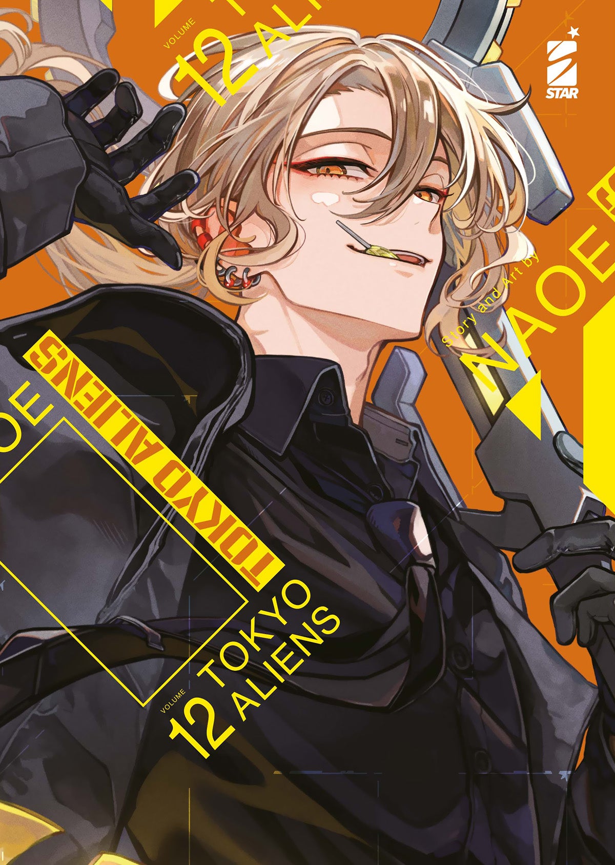 Copertina del dodicesimo volume del manga 'Tokyo Aliens' di NAOE, edito da Star Comics. L'illustrazione ritrae un personaggio dai capelli biondi sorridente con un bastoncino in bocca e un'imponente arma da fuoco sulla spalla su sfondo arancione, sormontato dal titolo e dal numero 12.