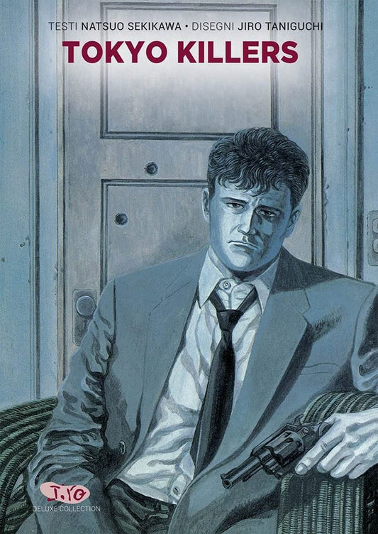 Copertina dell'edizione deluxe cartonata del manga Tokyo Killers, scritto da Natsuo Sekikawa e disegnato da Jiro Taniguchi per Panini Planet Manga. L'illustrazione nei toni freddi del blu e del grigio ritrae un uomo in giacca e cravatta seduto in poltrona con uno sguardo malinconico, mentre stringe una rivoltella in mano davanti a una porta segnata da fori di proiettile.