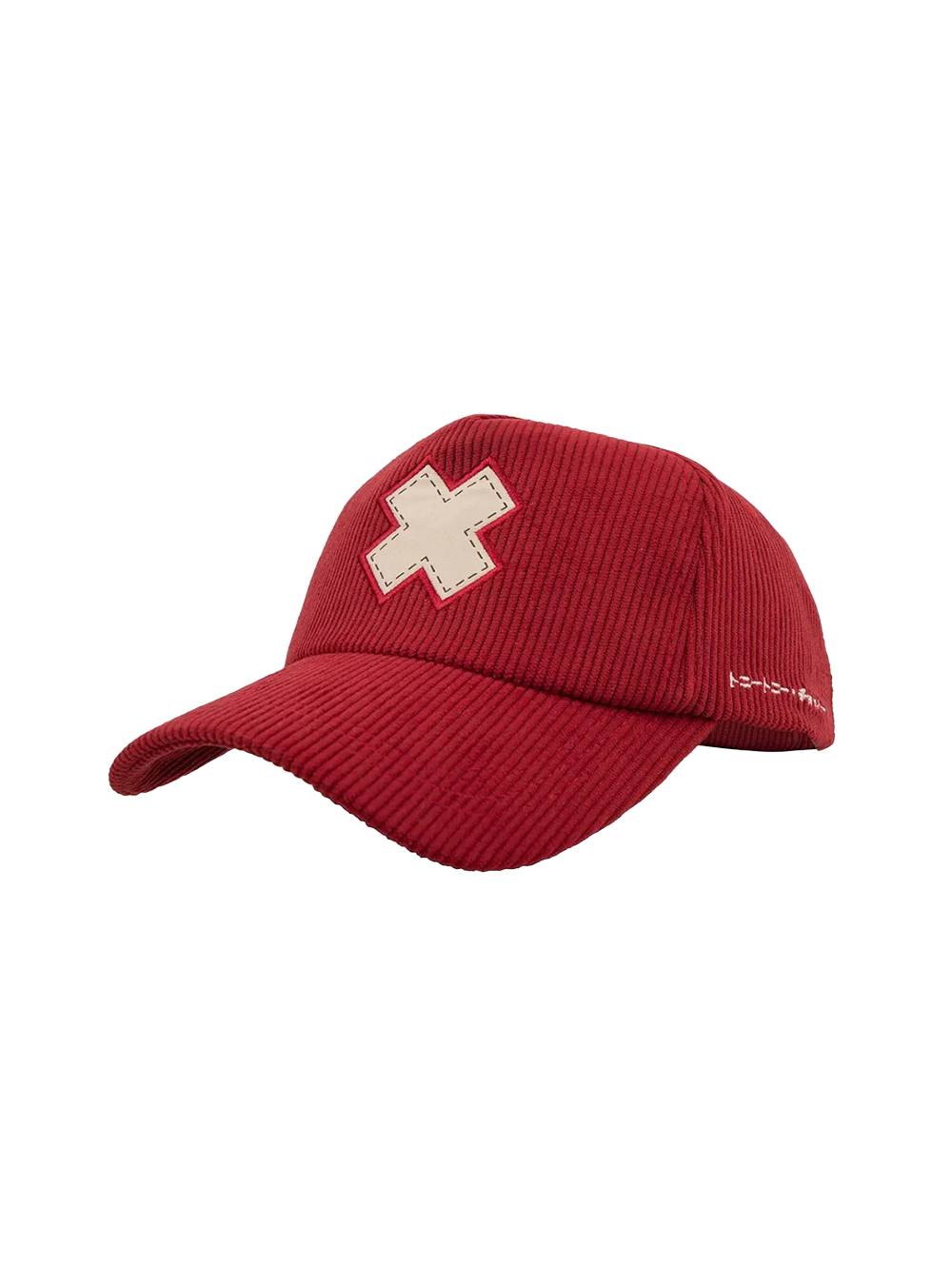 Cappellino con visiera in stile baseball, realizzato in tessuto a coste di colore rosso. Sulla parte frontale è applicata una toppa a forma di croce bianca a forma di X con finta cucitura a contrasto sui bordi. Sul lato sinistro della calotta è presente un ricamo bianco con caratteri giapponesi. Il design è ispirato a Tony Tony Chopper di One Piece.