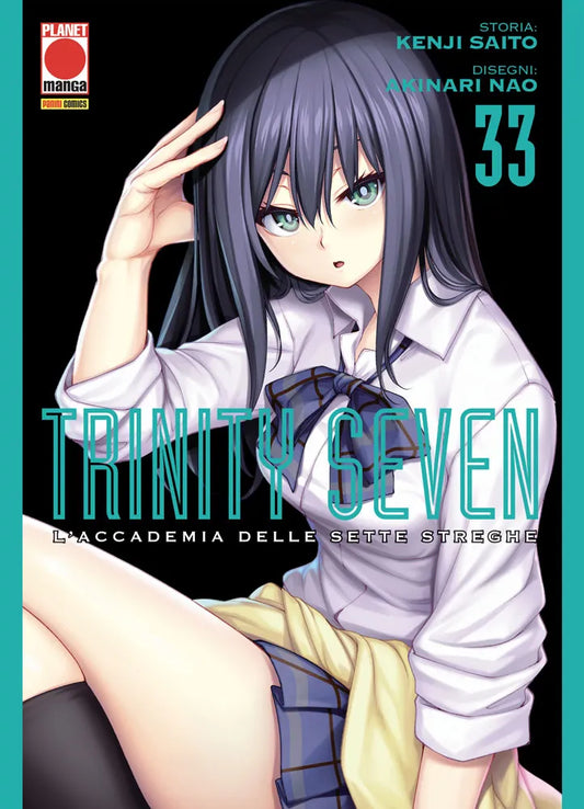 Copertina del manga Trinity Seven - L'Accademia delle Sette Streghe volume 33. Illustrazione di una ragazza dai lunghi capelli scuri e penetranti occhi verdi, che indossa una divisa scolastica con camicia bianca, cravatta e gonna a quadri, seduta su uno sfondo nero.