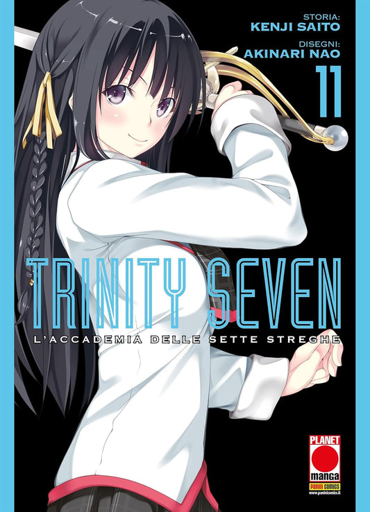 Copertina del manga Trinity Seven - L'Accademia delle Sette Streghe volume 11. In primo piano è raffigurata una ragazza dai lunghi capelli neri, in parte raccolti in una treccia con dei nastri gialli, che sorride guardando lo spettatore. Indossa l'elegante divisa scolastica bianca con rifiniture rosse e impugna l'elsa di una spada dietro la nuca. Lo sfondo dell'illustrazione è nero, incorniciato da bordi e scritte di colore azzurro cielo.