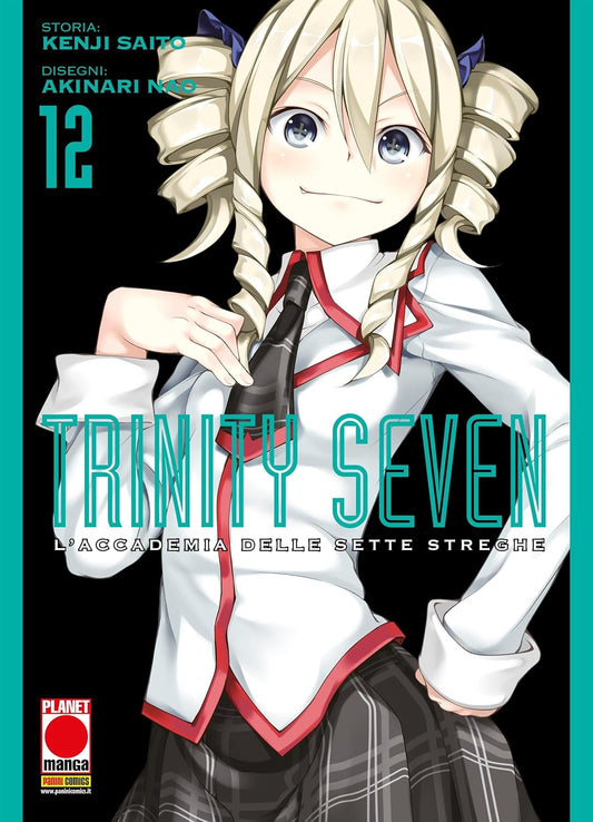 Copertina del manga Trinity Seven - L'Accademia delle Sette Streghe volume 12. In primo piano sorride una ragazza dai grandi occhi azzurri e dai capelli biondi acconciati in due vistosi e grandi boccoli a spirale. Indossa un'elegante divisa scolastica composta da una camicia bianca con rifiniture rosse, una cravatta scura e una gonna a pieghe grigia a quadri. Lo sfondo dell'illustrazione è nero, incorniciato da bordi e scritte di colore turchese.