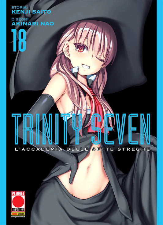 Copertina del manga Trinity Seven - L'Accademia delle Sette Streghe volume 18. Al centro spicca una ragazza dai lunghi capelli rosa chiaro che fa l'occhiolino sorridendo ammiccante. Indossa un grande cappello da strega scuro, lunghi guanti neri e un abito nero aperto sul davanti che le lascia scoperto il ventre, arricchito da un nastro rosso legato al collo. Lo sfondo nero fa risaltare i testi e la cornice di un brillante colore azzurro.