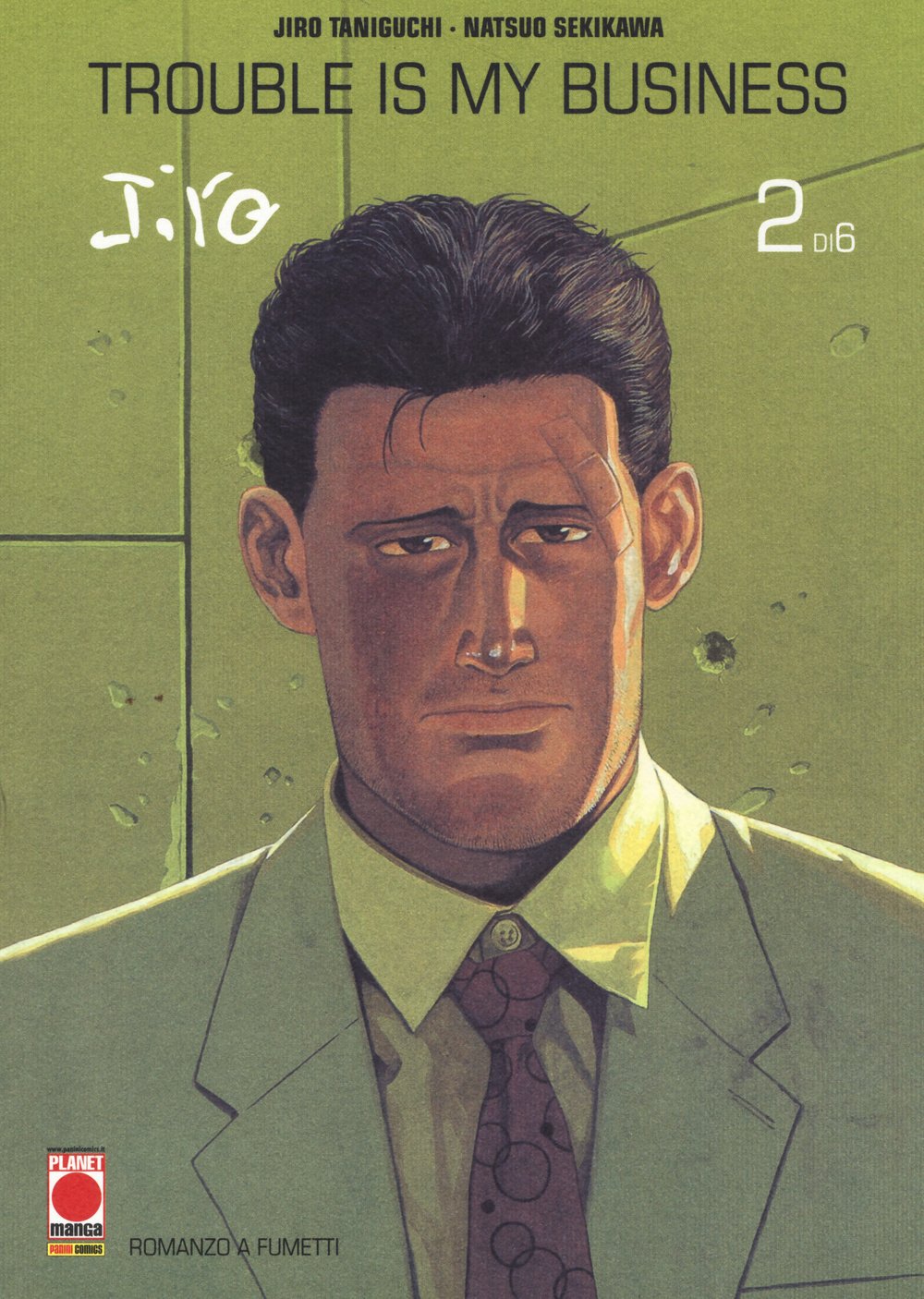 Copertina del secondo volume del manga 'Trouble is My Business' di Jiro Taniguchi e Natsuo Sekikawa, edito da Panini Planet Manga. L'illustrazione ritrae un primo piano del detective Jotaro Fukamachi in giacca e cravatta con uno sguardo riflessivo su uno sfondo verde segnato da fori di proiettile, sormontato dal titolo e dalla dicitura '2 di 6'.